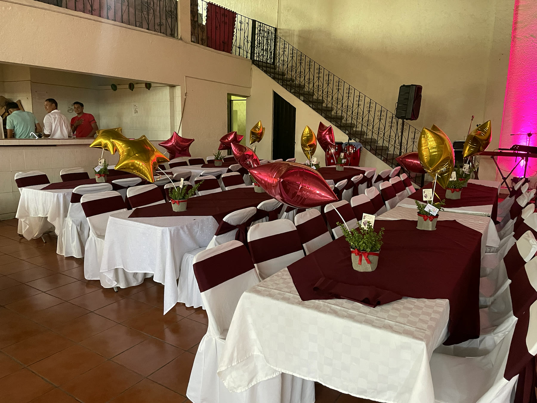 Área cubierta con mesas redondas para evento