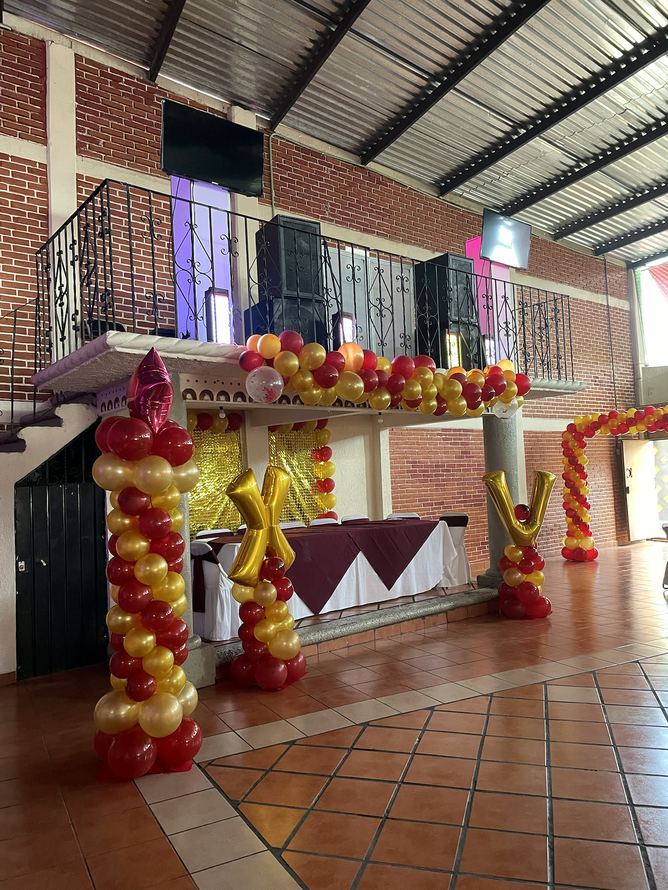 Escenario de Salón Fiesta con decoración de globos