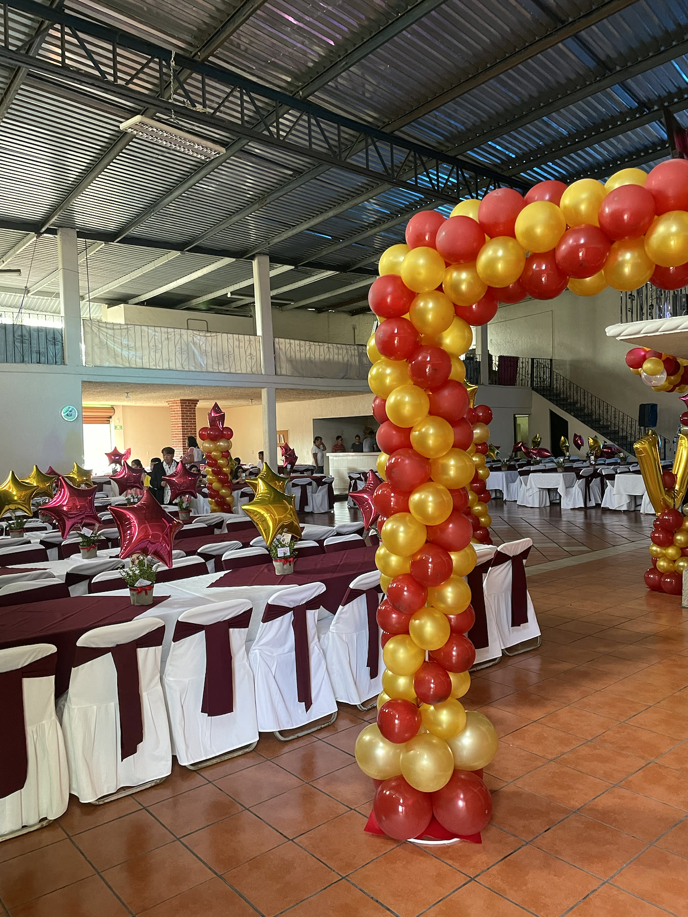 Montaje de mesas con globos metálicos