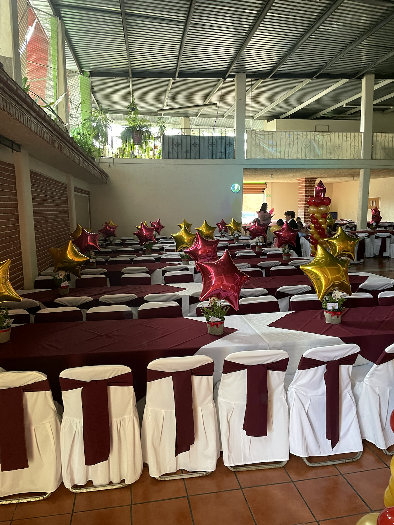 Vista interior del salón con filas de mesas