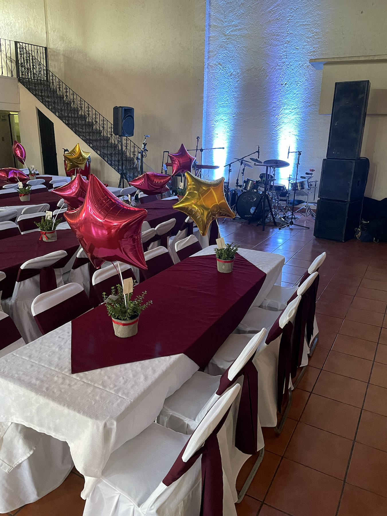 Área de música y mesas cercanas al escenario